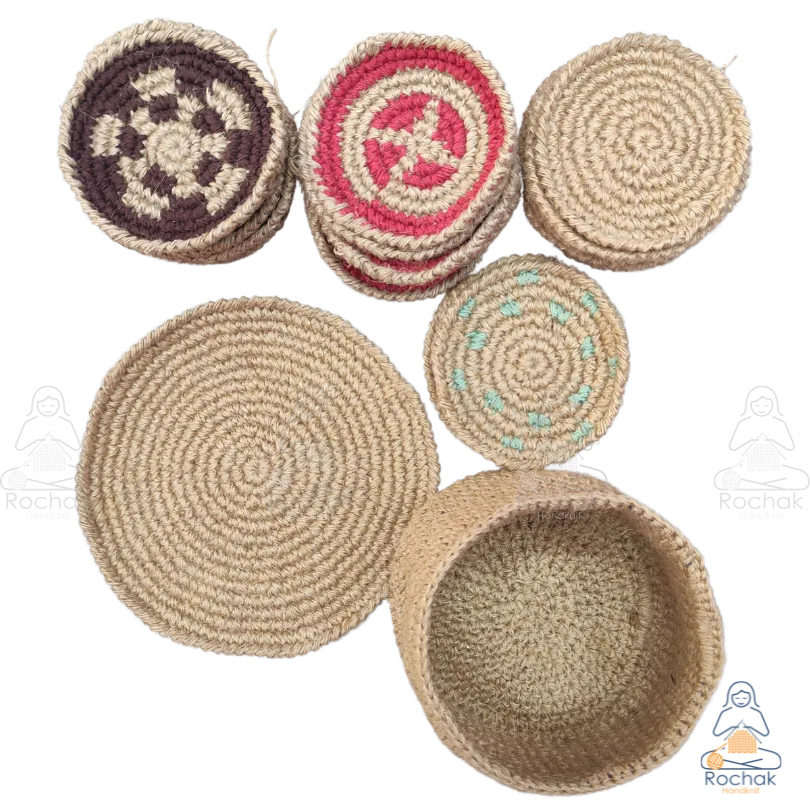 Rochak Handknit Craft 的妇女们用黄麻手工钩织了杯垫。