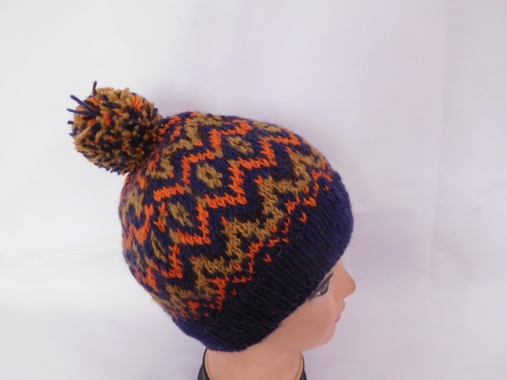 Cappello lavorato a mano con motivo multicolor Muti con pom pom - Rochak Handknit