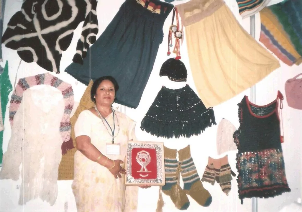 Informazioni su Rochak Lavorato a mano Craft 2 Rukmani devi shrestha, proprietario di Rochak Handknit, ha vinto il premio