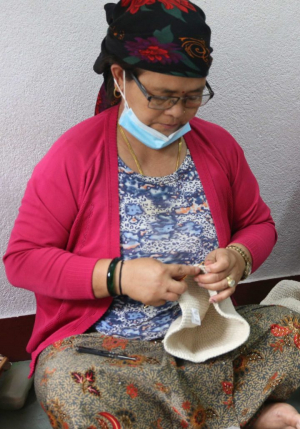 Cappello da donna in cotone lavorato all'uncinetto