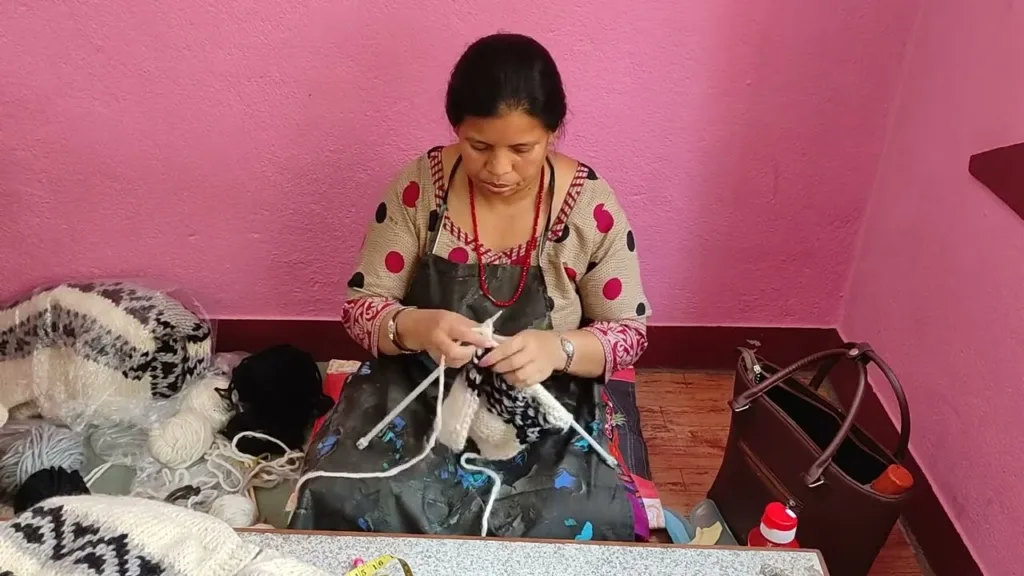 Informazioni su Rochak Lavorazione a maglia a mano 1 Miniatura video: Lavorazione a mano di un maglione su filato spesso Timelapse