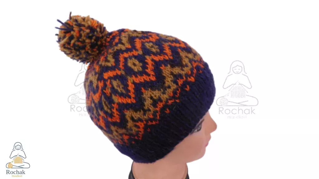 cappello in lana con motivo multicolore lavorato a mano, realizzato da donne presso l'artigianato lavorato a mano di Rochak