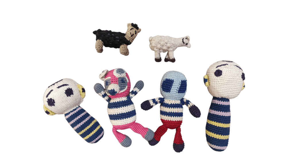 bambole all'uncinetto lavorate a maglia realizzate in cotone da Rochak Handknit