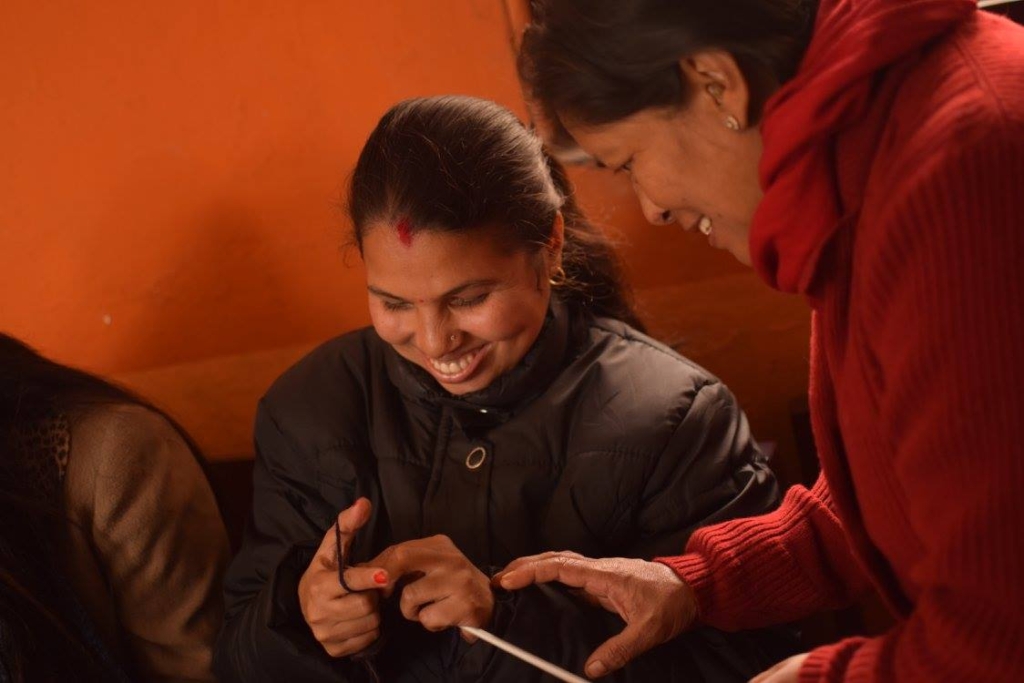 Bereitstellung von Schulungen für blinde Menschen im Sparsha-Projekt – Handstricktraining für Behinderte